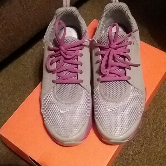 Pre Loved Women's Nike Shoes - Picture 3 of 4